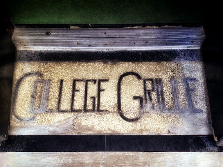 2960 - College Grille