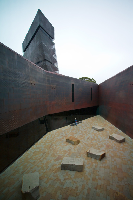 692 - Contemporary Courtyard